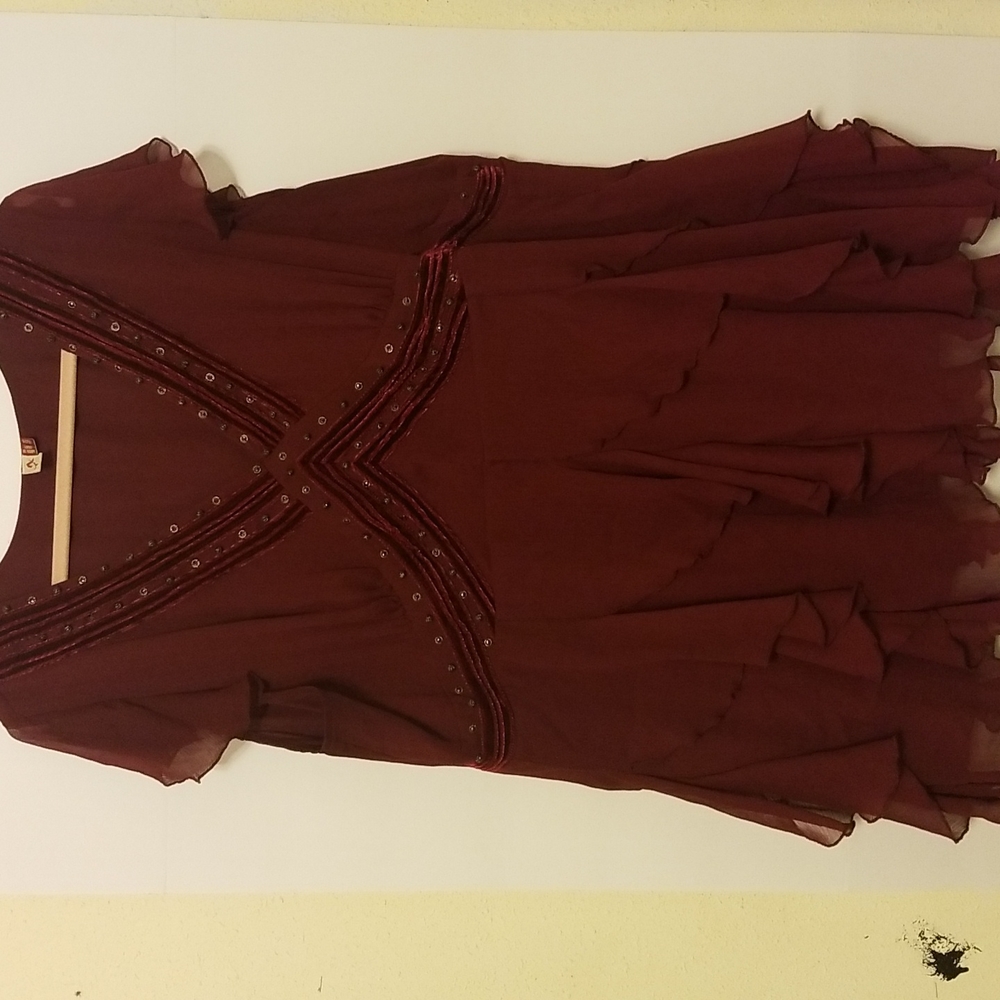 Burgendy tunic with ruffled trim.The brand is Seven 7 and this is a size 22/24.